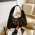 Bolso hobo retro de cuero negro con costuras radiales y correa de hombro ancha - Negro