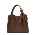 Bolso de mano minimalista en cuero granulado marrón oscuro con herrajes dorados eleg - Café Oscuro