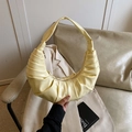 Bolso de hombro plisado elegante en amarillo pálido con diseño moderno de media luna - Amarillo
