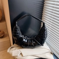 Bolso de hombro plisado negro en cuero sintético brillante con diseño de media luna - Negro