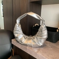 Bolso hobo plateado metalizado en forma de media luna con diseño plisado y cuero sintético - Plateado