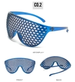 Detail van voor- en achterkant van blauwe oversized zonnebril met honingraat glazen - Op voorraad / Standaard blauw montuur