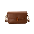 Bolso bandolera minimalista de cuero marrón oscuro con hebilla metálica dorada rectangular - Marrón