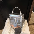 Silberne Metallic Mini Box Handtasche mit Griff und futuristischem Design für Frühling 2025 - Silber