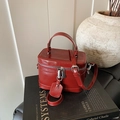 Retro dunkelrote Box-Handtasche aus Kunstleder mit Öl-Wachs-Textur und Doppelreißverschluss - Rot