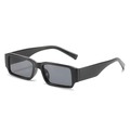 Gafas de sol rectangulares de moda con lentes grises y montura negra, vista en ángulo 45 grados - Montura Negra Lentes Gris Negro