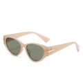 Occhiali da sole cat-eye retrò con montatura beige traslucida e lenti scure, vista a 45 gradi - Montatura Marrone Jelly Lenti Verde Scuro