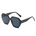 Occhiali da sole poligonali con aste ondulate e montatura nera spessa per uno stile fashion - Montatura Nera Lenti Grigie