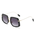 Quadratische Oversize-Sonnenbrille mit schwarzem Rahmen, Verlaufsgläsern und Goldbügeln - Schwarzer Rahmen Doppelt Graue Linse