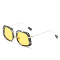 Schicke ovale Sonnenbrille mit Marmorrahmen, gelben Gläsern und schmalen Goldbügeln - Schildpatt Rahmen Gelbe Linse