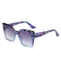 Lunettes de soleil œil de chat oversize avec monture colorée et verres dégradés - Taille unique / Monture Florale Violette Dégradé Gris