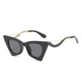 Modieuze zwarte cat-eye zonnebril met gouden golvende pootjes op witte achtergrond - Zwart Frame Volledig Grijs