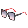 Schwarze quadratische Oversized-Sonnenbrille mit dreifarbigen Bügeln und Verlaufsgläsern - Schwarz Roter Rahmen Grau Rosa Gläser