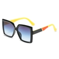 Schwarze quadratische Sonnenbrille mit blau-violetten Verlaufgläsern und bunten Bügeln - Schwarz Gelber Rahmen Grau Blaue Gläser