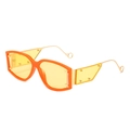 Lunettes de soleil oversize orange avec verres jaunes et détails cloutés - Monture Orange Verre Jaune