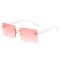 Modieuze rechthoekige zonnebril met roze gradiëntlenzen en brede witte pootjes - Wit Frame Roze Lens