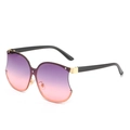 Übergroße apfelförmige Sonnenbrille mit lila-rosa Verlauf und schwarzen Bügeln - Goldrahmen Grau-Rosa Gläser