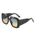 Übergroße quadratische Sonnenbrille in glänzendem Schwarz mit blau-orangefarbenem Verlauf - Schwarzer Rahmen Grün-gelbe Gläser