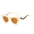 Chique crème cat-eye zonnebril met amberkleurige glazen en goudkleurige montuurpootjes - Rijstwitte Frame / Theekleurige Lenzen