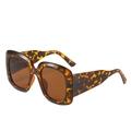 Übergroße quadratische Sonnenbrille mit klassischem Leo-Rahmen und braunen Gläsern - Leoparden-Rahmen / Teebraune Gläser