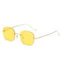 Occhiali da sole rimless minimalisti con lenti gialle e montatura in metallo dorato - Montatura Dorata Lenti Gialle