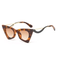 Lunettes de soleil œil de chat chic avec monture léopard et branches en métal fin - En stock / Standard monture écaille avec verres marron dégradés
