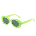 Retro-Sonnenbrille in Neongrün mit ovalem Rahmen und schwarzen Gläsern im Y2K-Stil - Grüner Rahmen Graue Gläser