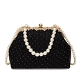Elegante schwarze Plissee-Clutch mit Perlen und Goldrahmen auf weißem Hintergrund - Schwarz