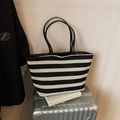 Große minimalistische Tragetasche mit schwarz-weißen Streifen und Ledergriffen für Damen - Schwarz