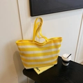 Große Sommer-Strandtasche mit gelb-cremefarbenen Streifen und gelben Schultergurten - Gelb