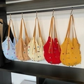 Cinque borse tote in maglia colorata all'uncinetto con paillettes e tracolle marroni - Rosso