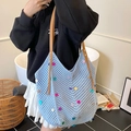 Borsa tote in maglia azzurra con paillettes colorate e manici in pelle portati a spalla - Blu