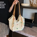 Borsa tote all'uncinetto con pois colorati e manici in pelle tenuta da una persona - Bianco Sporco