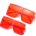Eltern-Kind-Set mit leuchtend orangeroten Oversized-Sonnenbrillen im quadratischen Rahmen - Auf Lager / Regulär (inkl. 13 % MwSt.) mattrotes Gestell mit roten Gläsern