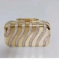 Elegante borsa da sera in acrilico dorato con strisce di strass e chiusura a punta - Argento