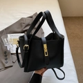 Schwarze Shopper-Tasche aus Leder mit Litschimaserung und goldenem Metallschloss - Schwarz
