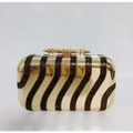 Elegante clutch dorata a onde con strass scuri e chiusura con punte in metallo - Nero