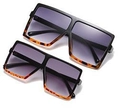 Oversized quadratische Sonnenbrille mit zweifarbigem Gestell in Schwarz und Leopard-Musterung - Auf Lager / Standard (inkl. 13 % MwSt.) oben schwarz unten Schildpatt, grau verlaufende Gläser