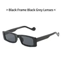 Rechteckige Sonnenbrille mit schwarzem Rahmen, grauen Gläsern und gewellten Bügeln - Auf Lager / Regulär (inkl. 13 % MwSt.) Schwarzgestell Graue Gläser Schwarze Bügel