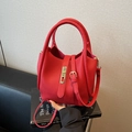 Borsa a secchiello rossa in pelle martellata con chiusura dorata e tracolla sottile - Borgogna