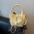Secchiello in pelle beige crema con chiusura dorata e tracolla regolabile in pelle - Giallo