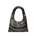 Elegante bolso hobo negro con tachuelas plateadas y diseño de cuero plisado - Negro