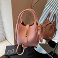 Sac seau rose en cuir grainé avec boucle dorée et bandoulière amovible en cuir - Rose