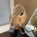 Sac seau en cuir crème avec grain litchi et bandoulière réglable amovible - Gris éléphant