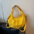 Bolso bandolera de nylon amarillo brillante con múltiples bolsillos sobre libro negro - Amarillo