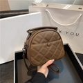 Bolso bandolera acolchado marrón en cuero con textura de lichi y asa superior en blanco - café