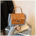 Bolso bandolera de mezclilla azul y cuero acolchado marrón con cierre de giro plateado - Azul oscuro