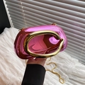 Pochette de soirée rose métallisée avec poignée dorée en C et fine bandoulière - Rose