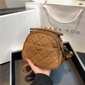 Bolso bandolera acolchado marrón con cremallera doble y correa ajustable - Marrón Oscuro