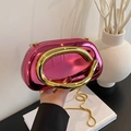 Pochette magenta métallisé avec poignée dorée en C et fine bandoulière en chaîne - Rose foncé